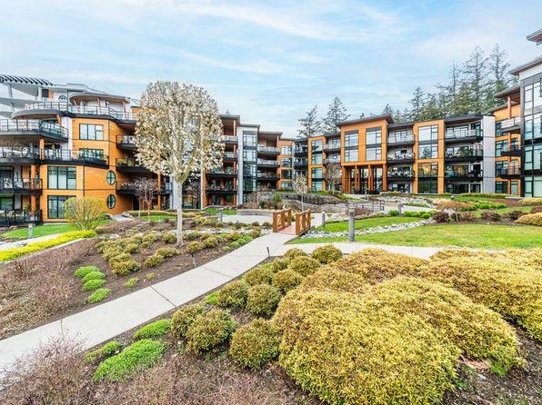 Multi-family landscaped grounds with walkways and planting beds